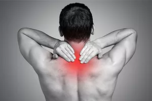 Біль в лопатках: нешкідливі причини і небезпечні симптоми