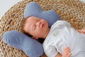Нужна ли ортопедическая подушка для младенцев?