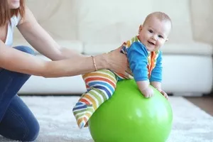 Фітбол для немовлят: навіщо робити вправи на фітбол?