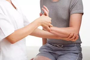 Болит запястье руки после удара: что делать и как снять боль?