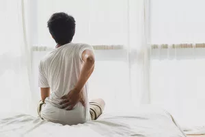 Болить поперек під час сну на спині: причини і методи лікування