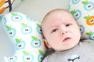 Як правильно класти дитину на ортопедичну подушку-метелика? | Ортопедичні подушки для немовлят