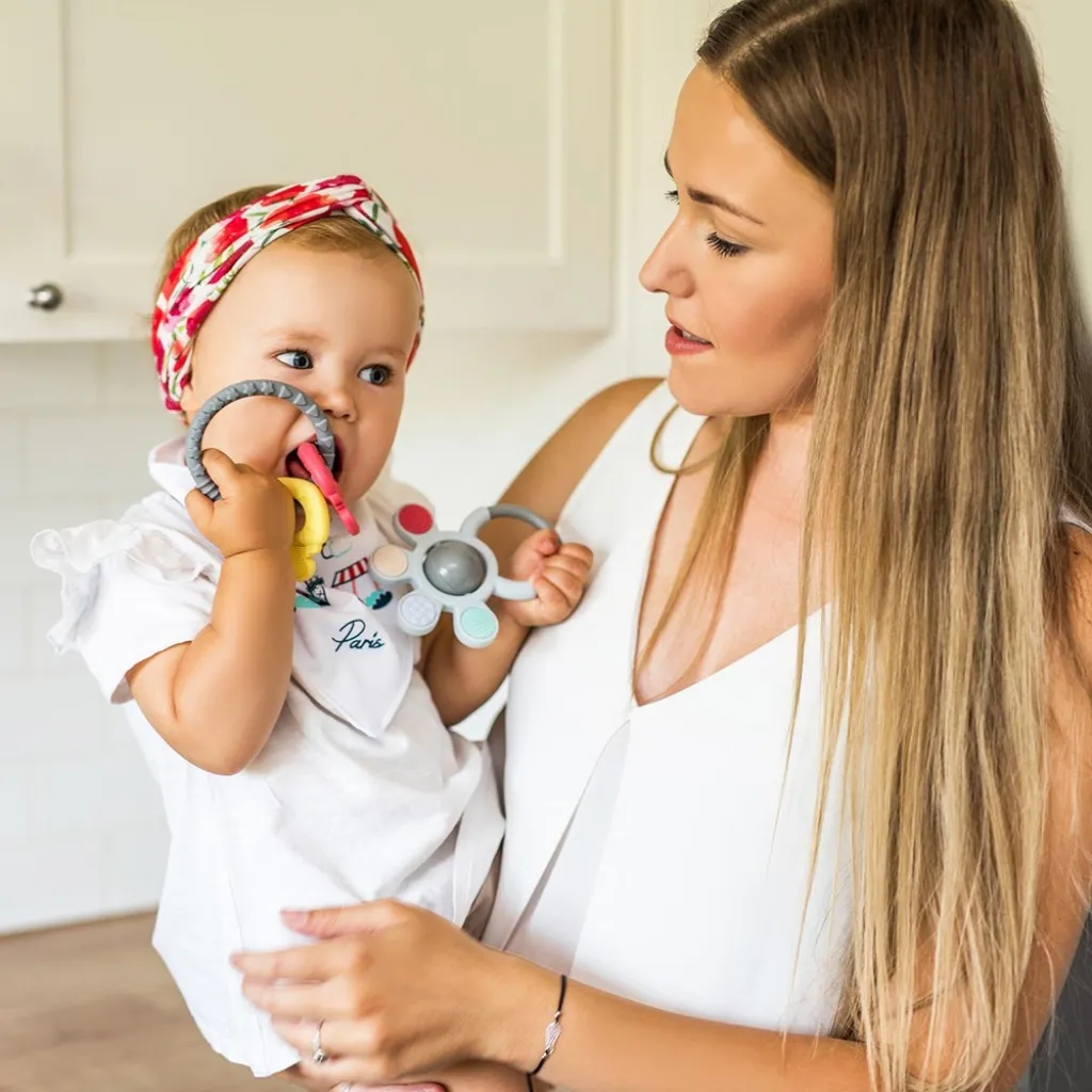 Прорізувач для зубів ортодонтичний з брязкальцем Babyono "Сонечко" Прорізувач для зубів ортодонтичний з брязкальцем Babyono "Сонечко"
