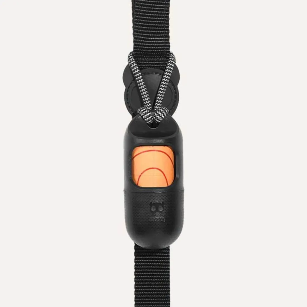Диспенсер с рулоном пакетиков Zee.Dog - Poop Bag Dispenser Black 2.0 Диспенсер с рулоном пакетиков Zee.Dog - Poop Bag Dispenser Black 2.0