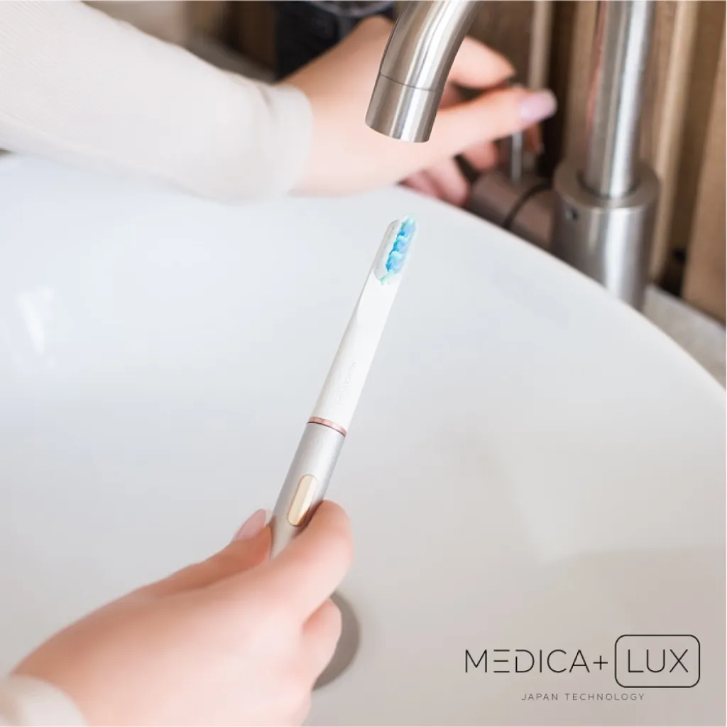 Отбеливающая звуковая зубная щетка Medica+Lux 10Х Portable, серебряный Отбеливающая звуковая зубная щетка Medica+Lux 10Х Portable, серебряный