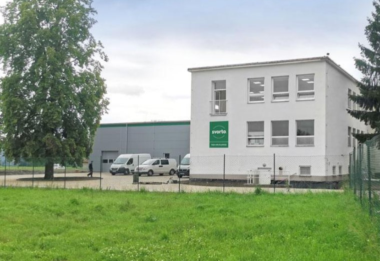 Здание чешской компании Svorto в городе Отроковице, Чехия. На фасаде размещён логотип бренда Svorto.